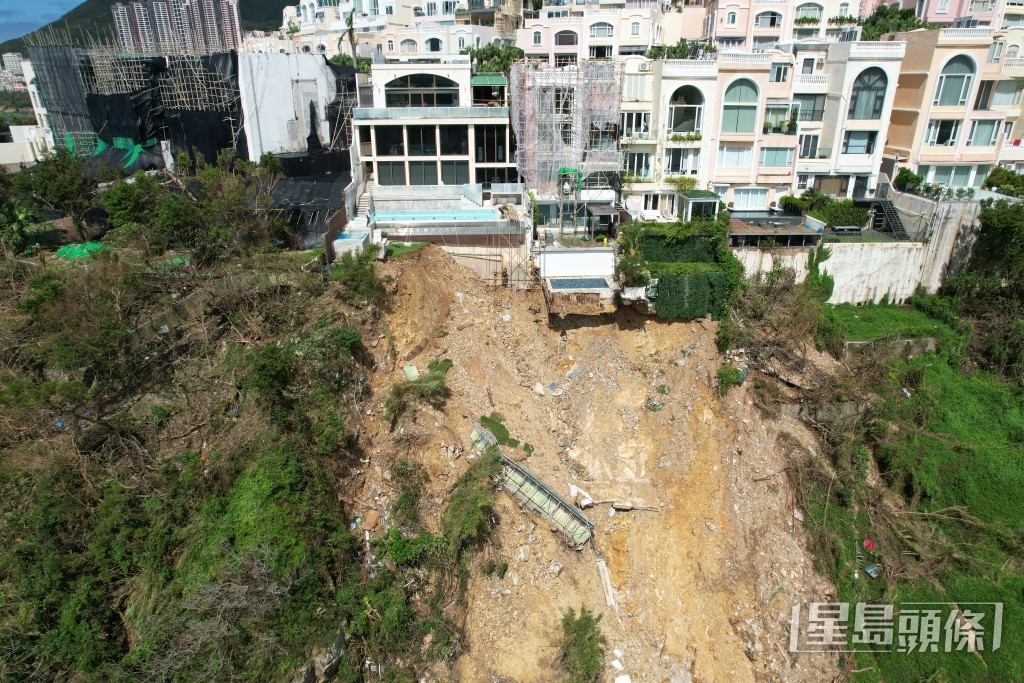 工人在70號泳池底部對開山坡搭棚加固工程。梁國峰攝 工人在70號泳池底部對開山坡搭棚加固工程。梁國峰攝