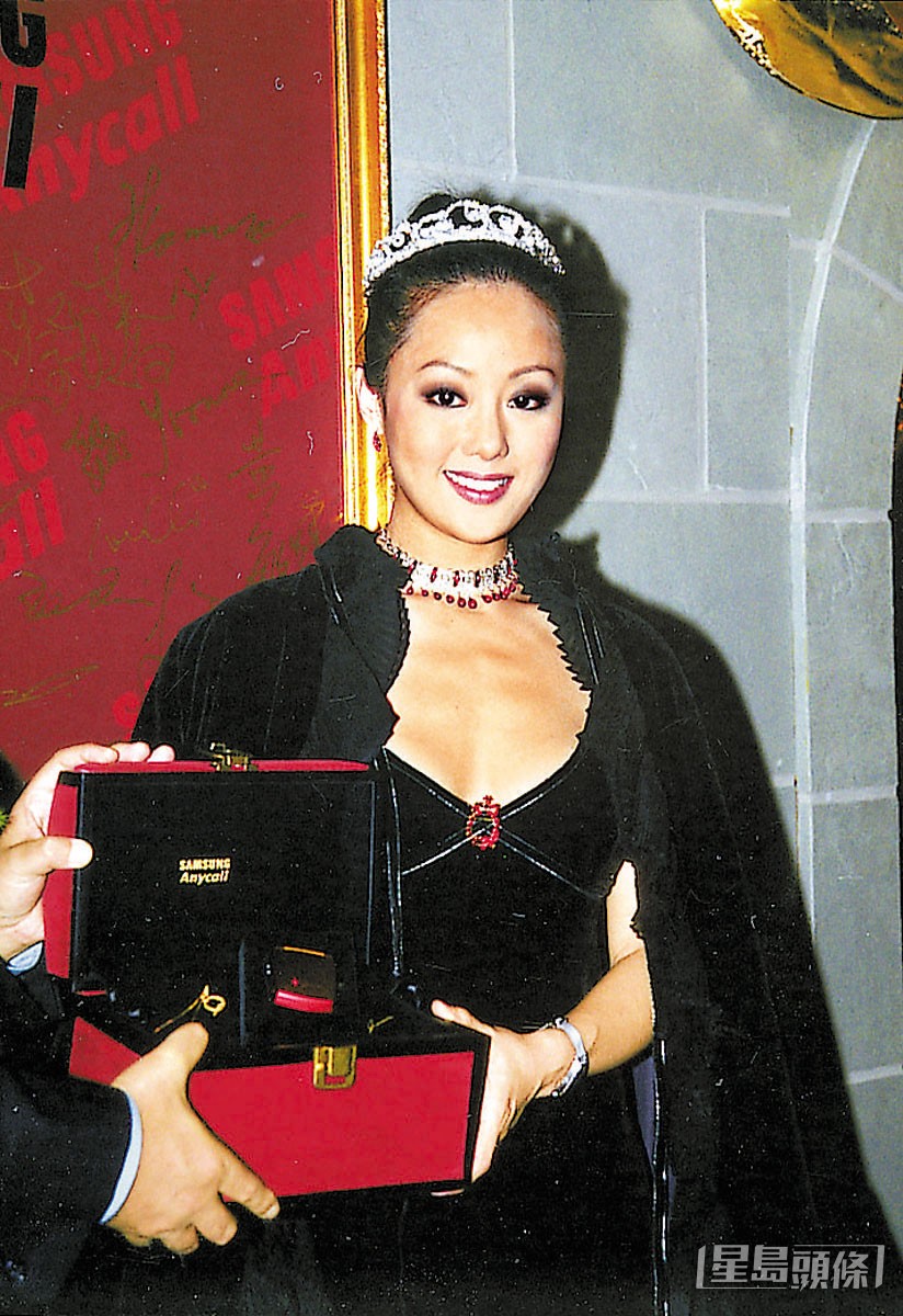 章小蕙父亲为加拿大中文电视台创办人，家境富裕。  ​