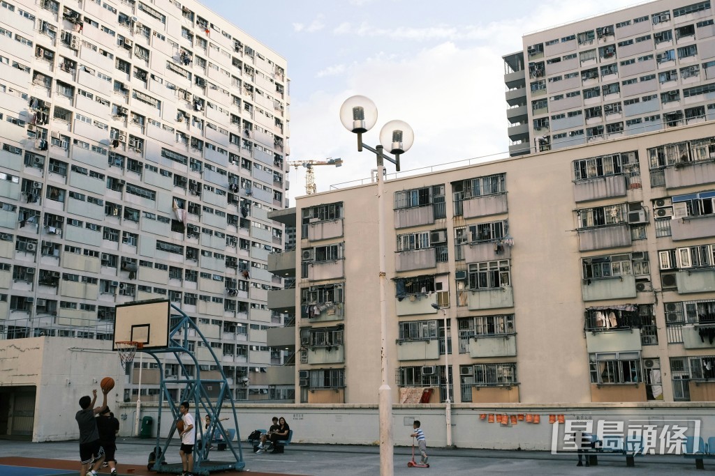 中產階層一直視「有樓在手」為退休安穩的最大後盾,但在經濟風暴席捲之下,往日的資產分分鐘化為無法承受的重負。(資料圖片) 中產階層一直視「有樓在手」為退休安穩的最大後盾,但在經濟風暴席捲之下,往日的資產分分鐘化為無法承受的重負。(資料圖片)
