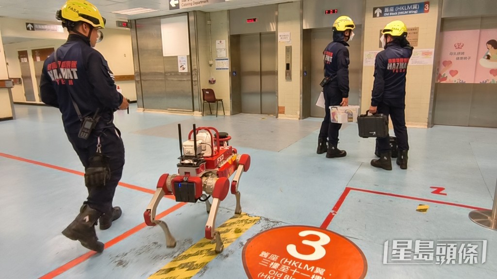 專隊使用遙控機械犬協助尋找源頭。 專隊使用遙控機械犬協助尋找源頭。