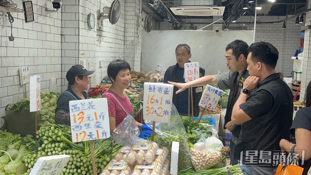 蔬果舖店員向探員講述經過。 蔬果舖店員向探員講述經過。