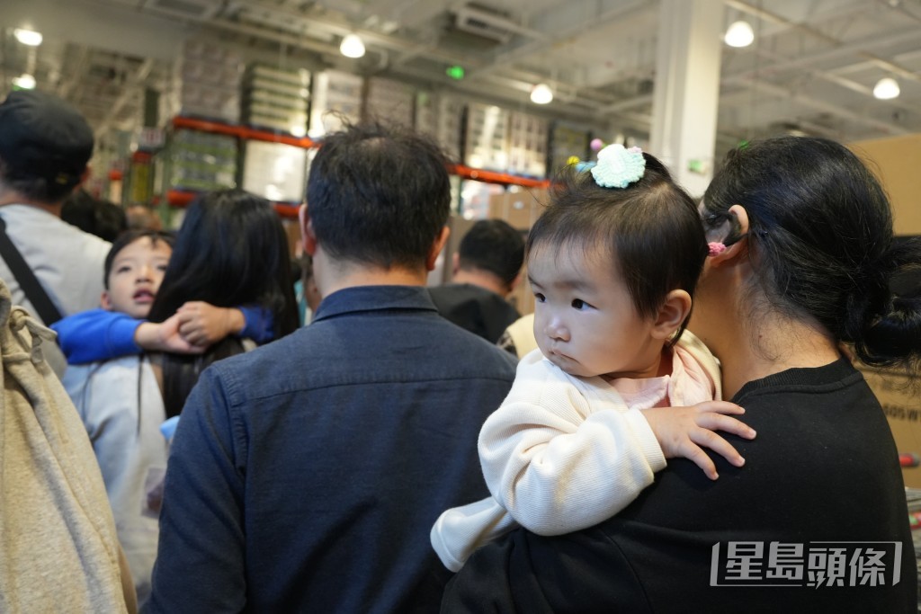 市民一家齊逛Costco。吳艷玲攝 市民一家齊逛Costco。吳艷玲攝