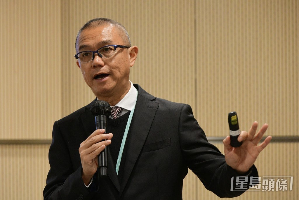 姚兆聰料每日平均處理過千航班。歐樂年攝