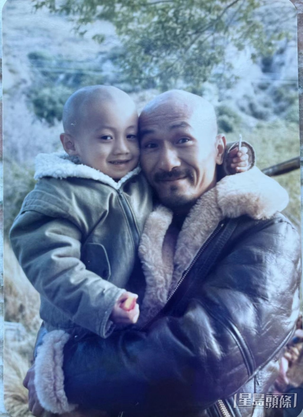 兒時王嘉明在電影《最佳拍檔》系列中飾演麥嘉和張艾嘉「光頭仔」。 兒時王嘉明在電影《最佳拍檔》系列中飾演麥嘉和張艾嘉「光頭仔」。