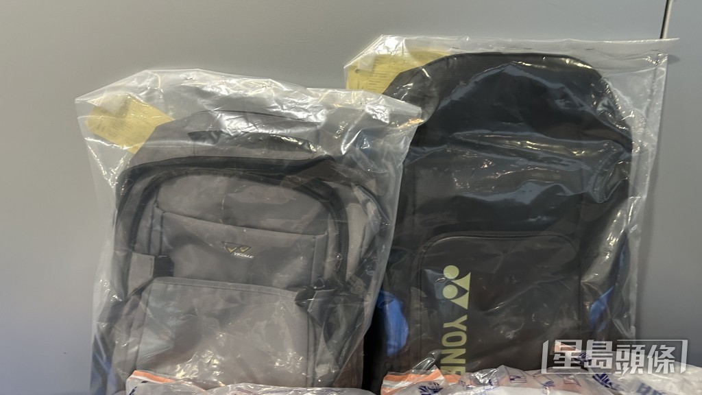 疑犯的两个藏毒背囊。蔡楚辉摄
