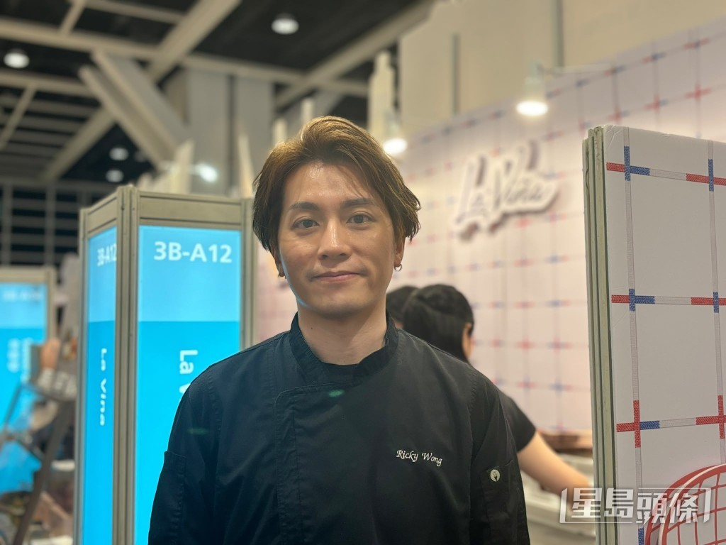 La Vina 負責人王先生形容專區商戶互相帶動消費,其招牌芝士蛋糕及首推的可麗露幾乎售罄。張頌恩攝 La Vina 負責人王先生形容專區商戶互相帶動消費,其招牌芝士蛋糕及首推的可麗露幾乎售罄。張頌恩攝
