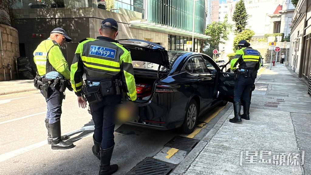 車尾箱檢獲大麻及吸食工具。劉漢權攝 車尾箱檢獲大麻及吸食工具。劉漢權攝