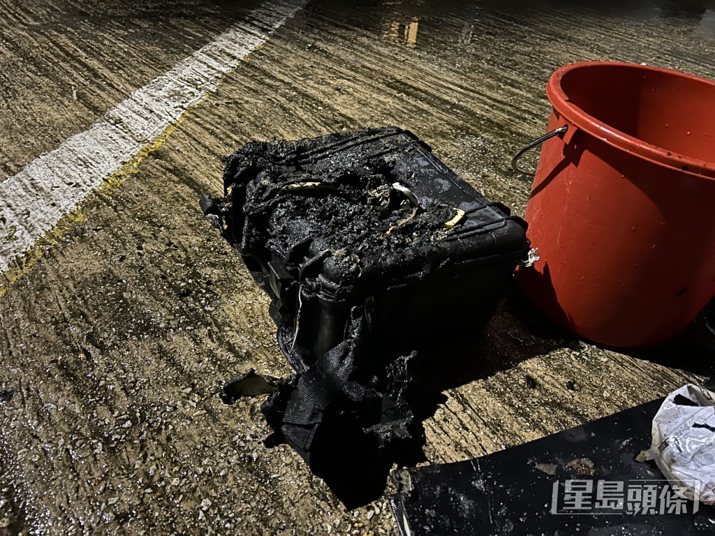 充電器被燒得猶如焦炭，難以辨別原貌。曾志恆攝