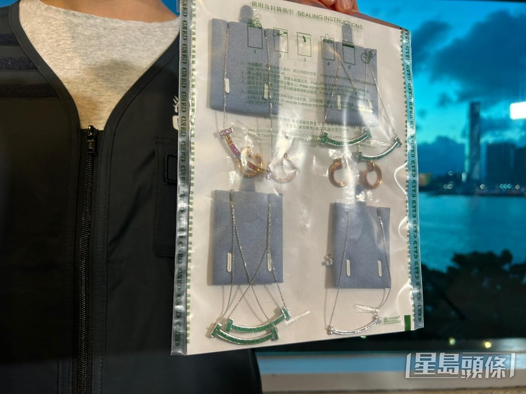 海關發現,涉案參展商以正貨價一折,試圖出售這批翻版首飾。 海關發現,涉案參展商以正貨價一折,試圖出售這批翻版首飾。