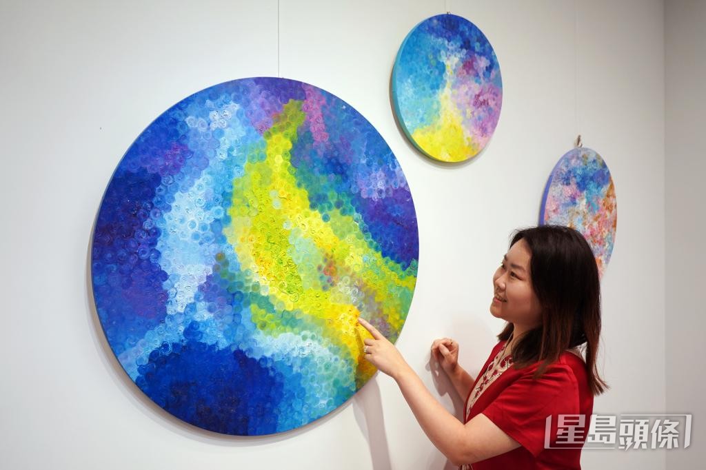 陳紫君也有繪製油畫，其中《極光啟示》系列靈感來自於北極光。