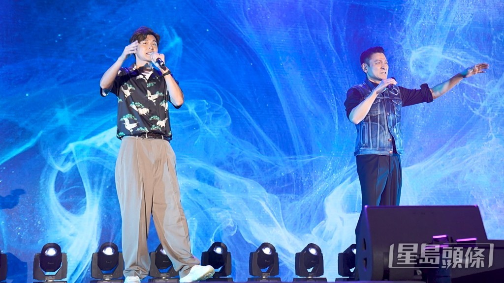 還邀請陳家樂上台合唱。 還邀請陳家樂上台合唱。