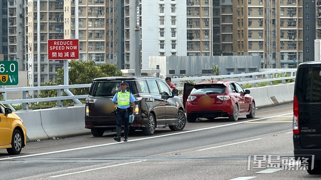 被石仔擊中的兩部私家車在場協查。劉漢權攝
