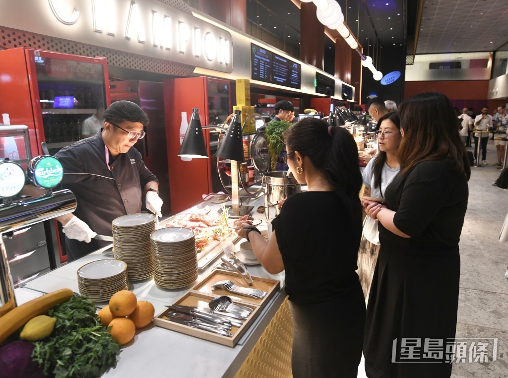 配備16台啤酒塔、64個啤酒龍頭，供應9款精選啤酒及2款招牌特色雞尾酒。