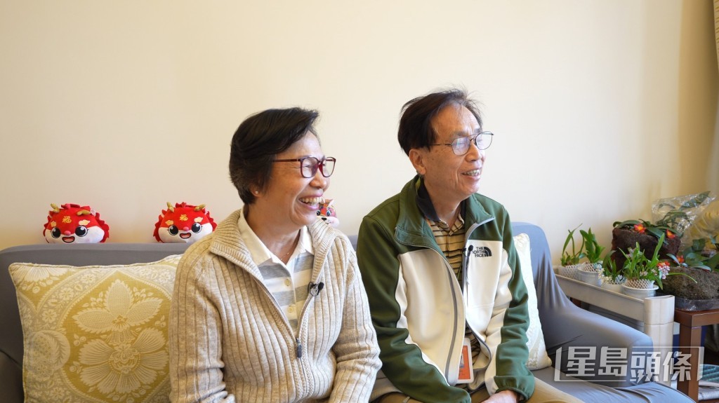 75歲的容叔容姨退休前分別為港鐵公司高級職員和私企財務,自40多歲就已開始考慮退休生活。 75歲的容叔容姨退休前分別為港鐵公司高級職員和私企財務,自40多歲就已開始考慮退休生活。