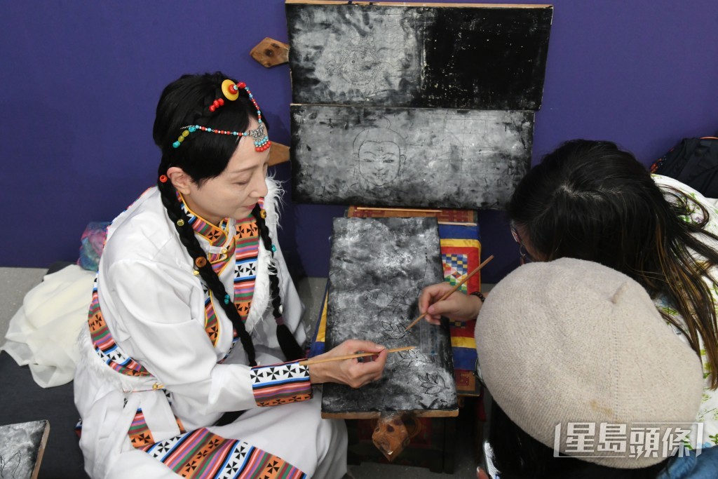 展覽設工作坊,由唐卡畫師向參加者傳授繪畫唐卡技考。 展覽設工作坊,由唐卡畫師向參加者傳授繪畫唐卡技考。