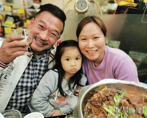 游飈離世遺下妻女。 游飈離世遺下妻女。