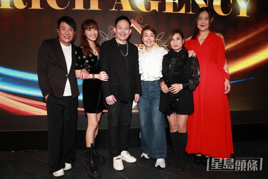 江美儀(右三)日前出席向展鵬(右四)的迷你音樂會。 江美儀(右三)日前出席向展鵬(右四)的迷你音樂會。
