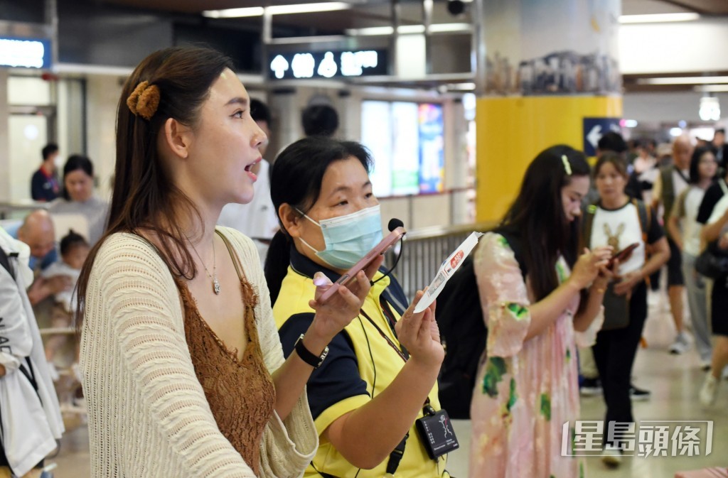 十一國慶日，羅湖口岸人潮。何健勇攝