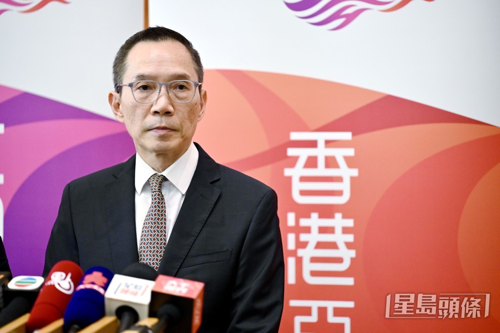 前物流署署長陳嘉信因政府飲用水風波，被指作為部門首長應承擔責任，政府決定撤回其銀紫荊星章。