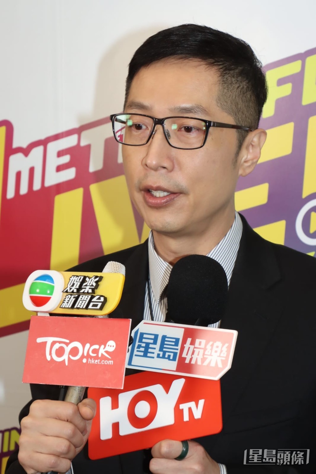 馬浚偉說:「這位弟兄返天家前兩星期捉他返電台,令他很開心,我可說是無憾。」 馬浚偉說:「這位弟兄返天家前兩星期捉他返電台,令他很開心,我可說是無憾。」