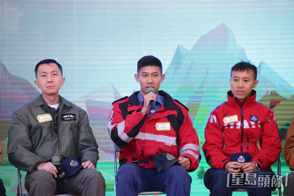 西貢高級消防隊長黎偉浩（左二）也提到了在搜救行動中無人機的重要性。劉漢權攝