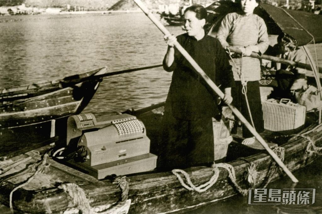 1960年代，中電利用舢舨把收銀機運到大澳繳費處。