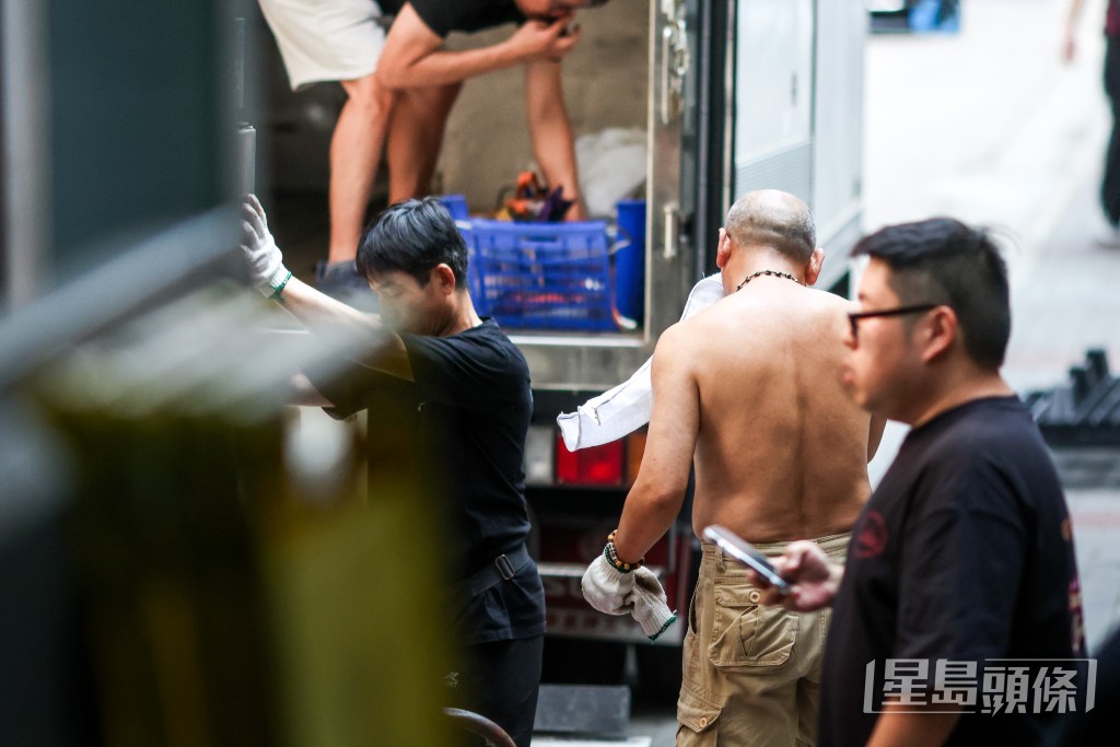 工友在極端酷熱天氣下戶外工作。 工友在極端酷熱天氣下戶外工作。