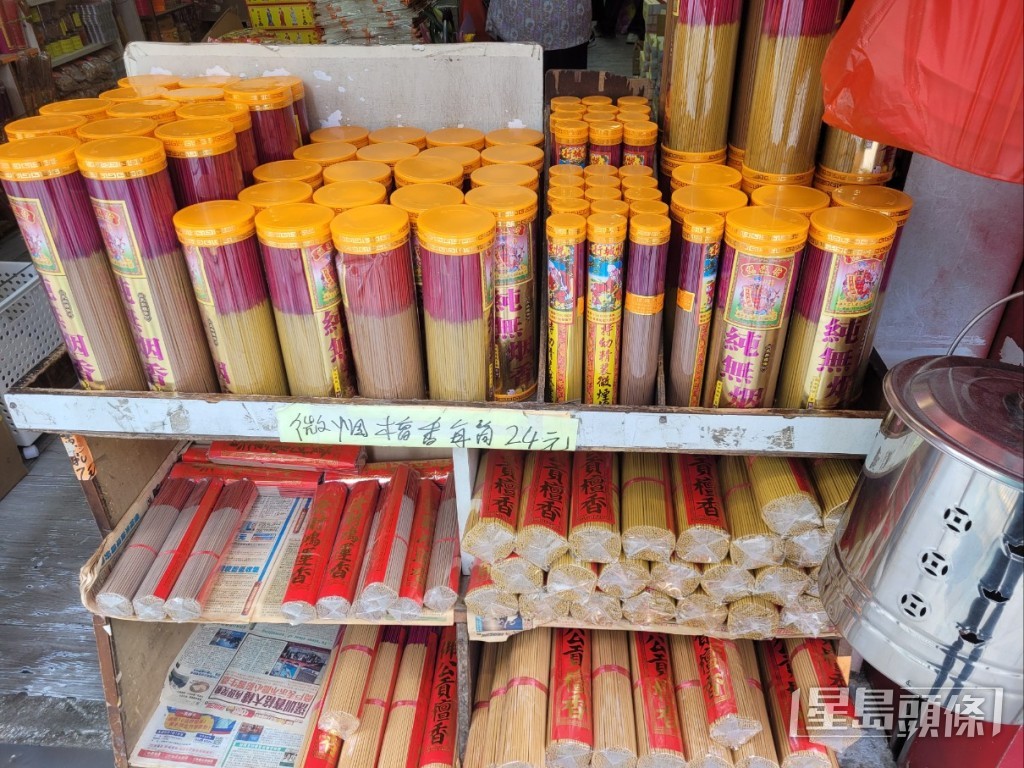 傳統香燭是祭祀必需品。趙克平攝