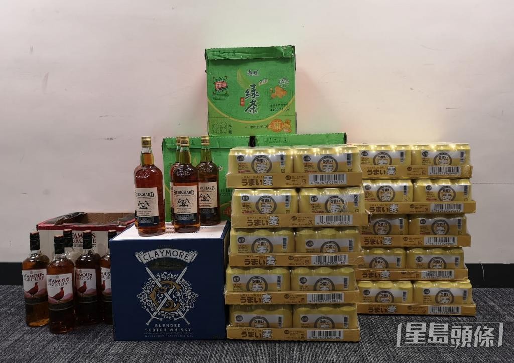 行动中,警方检获大批啤酒及烈酒。 行动中,警方检获大批啤酒及烈酒。