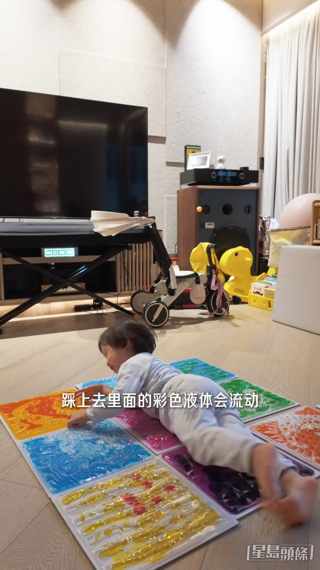豪宅客廳瞬間變成多元化的兒童遊樂場。 豪宅客廳瞬間變成多元化的兒童遊樂場。