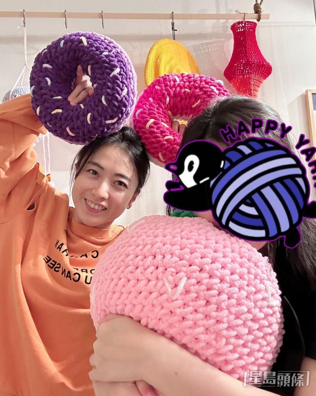 甘比在黑雨那天也和大女劉秀樺回店佈置。 甘比在黑雨那天也和大女劉秀樺回店佈置。
