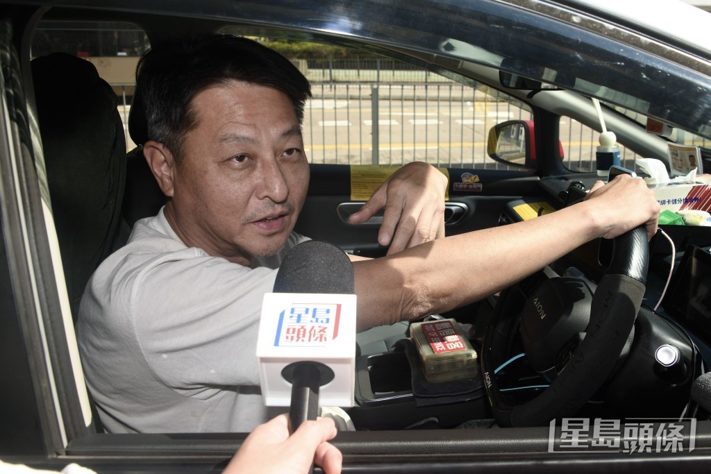 的士車隊車機黃先生透露，「大把司機用iPad𠝹開幾個畫面」。