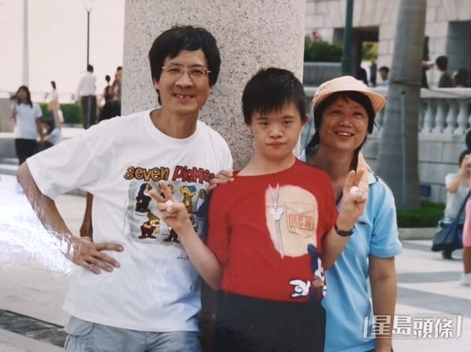 12年前,朗恩妈(右)骤然离世,为「两仔爷」带来沉重的打击。 受访者提供 12年前,朗恩妈(右)骤然离世,为「两仔爷」带来沉重的打击。 受访者提供