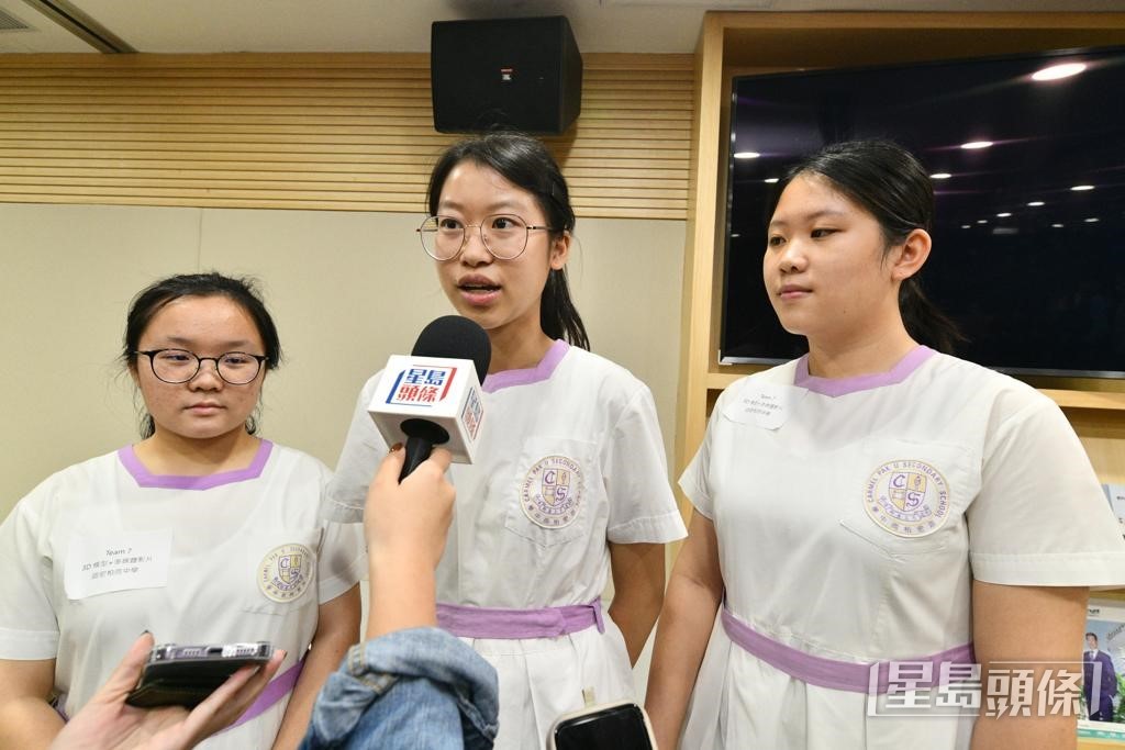 多媒體影片組別的冠軍由迦密柏雨中學三位同學—李伊藍、林珀妤和梁佩瑜的隊伍奪得,她們的作品「綠創共融方城市」同時獲得 3D 模型組別優異獎、最具創意大獎和最佳故事地圖大獎。盧江球攝 多媒體影片組別的冠軍由迦密柏雨中學三位同學—李伊藍、林珀妤和梁佩瑜的隊伍奪得,她們的作品「綠創共融方城市」同時獲得 3D 模型組別優異獎、最具創意大獎和最佳故事地圖大獎。盧江球攝