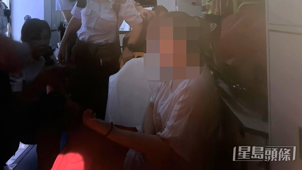 女生獲救送院檢查。梁國峰攝