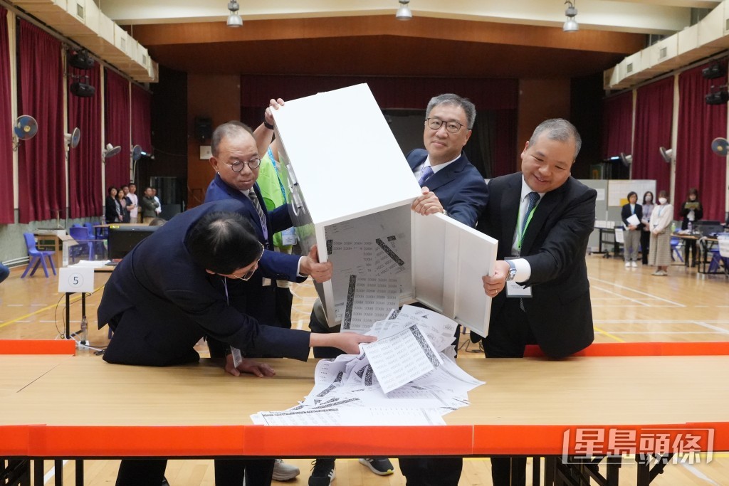 選委會主席陸啟康、委員石丹理及政制及內地事務局局長曾國衞在新蒲崗天主教伍華中學點票站開票。 劉駿軒攝
