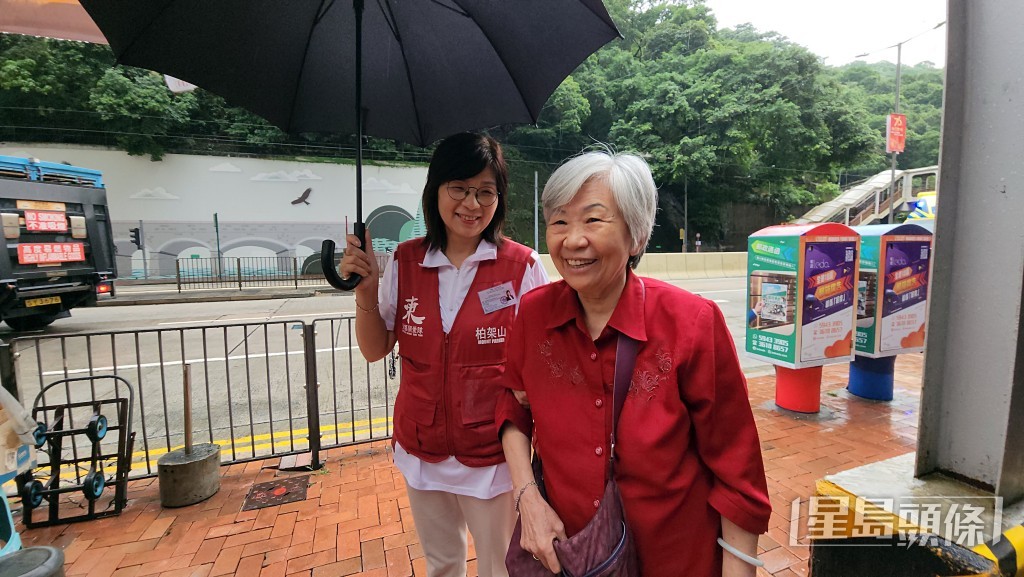 現場解封可以回家,長者笑逐顏開。黃文威攝 現場解封可以回家,長者笑逐顏開。黃文威攝