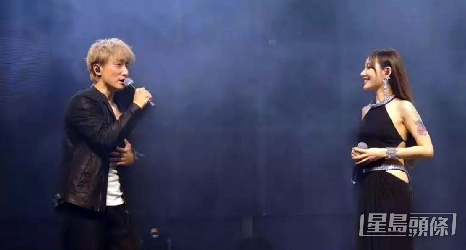 早前在佛山登台時，請來34歲「高仿鄧麗欣」楊斯捷合唱《好心好報》。