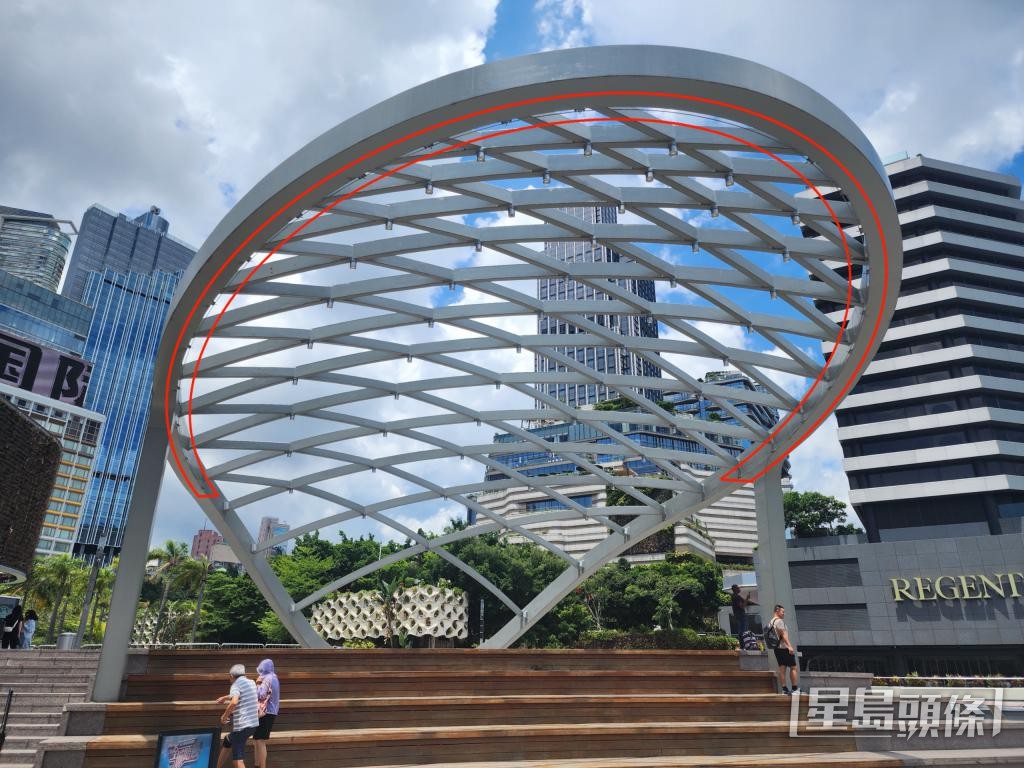 星光大道自2019年進行擴建及翻新工程後,已在部分座位區的扇形鏤空涼亭,加設水喉及噴嘴。 星光大道自2019年進行擴建及翻新工程後,已在部分座位區的扇形鏤空涼亭,加設水喉及噴嘴。