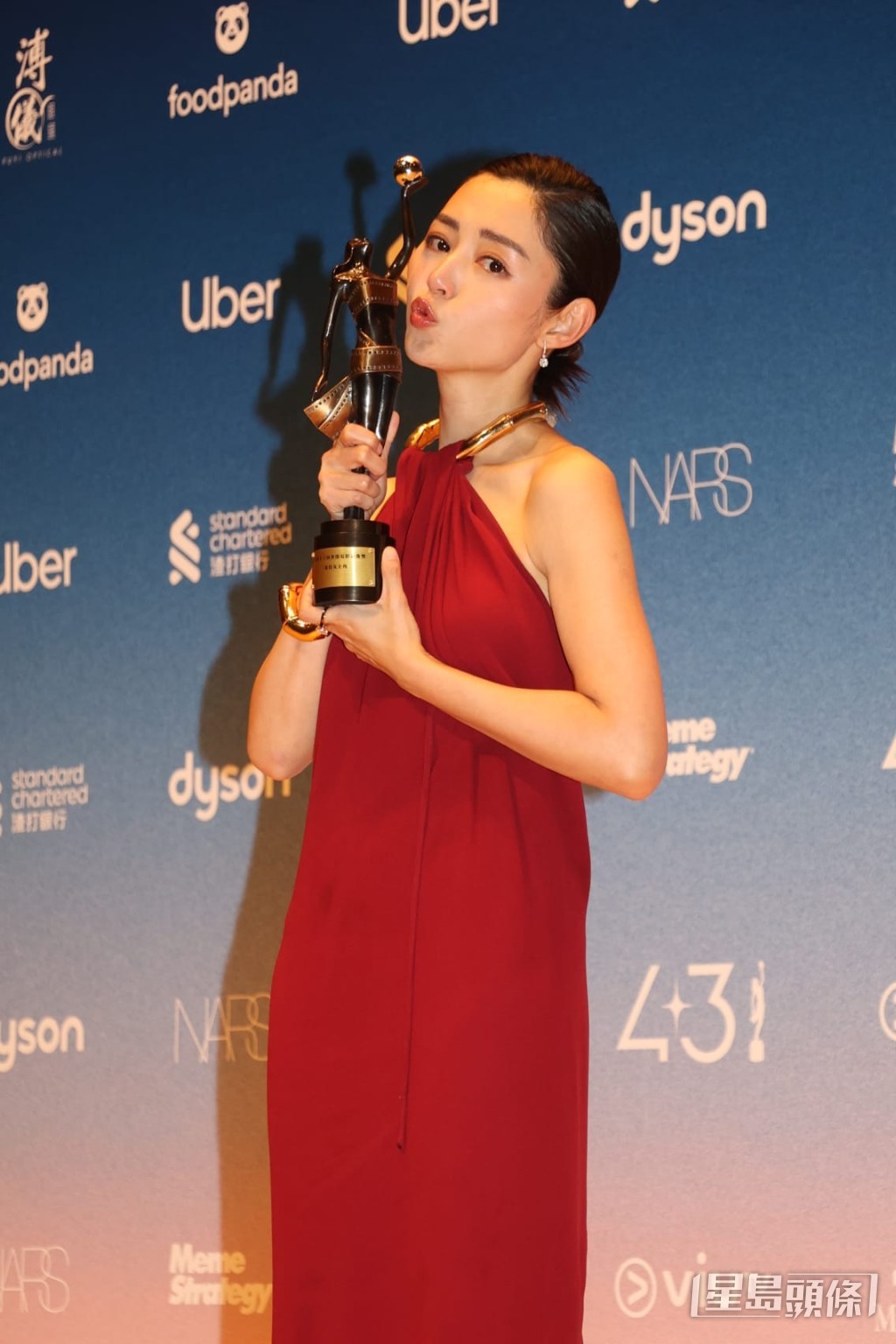 衛詩雅奪最佳女主角，親吻獎座。