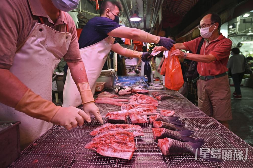 有街坊認為,在街市購買海鮮有更多選擇。 有街坊認為,在街市購買海鮮有更多選擇。