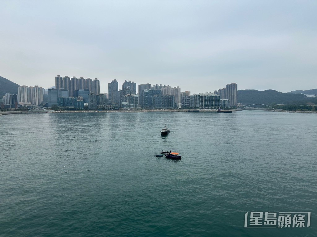 現場為將軍澳跨灣大橋對開海面。讀者提供