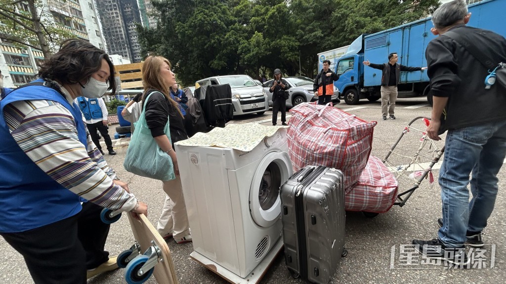 有居民搬走洗衣機。蔡楚輝攝 有居民搬走洗衣機。蔡楚輝攝