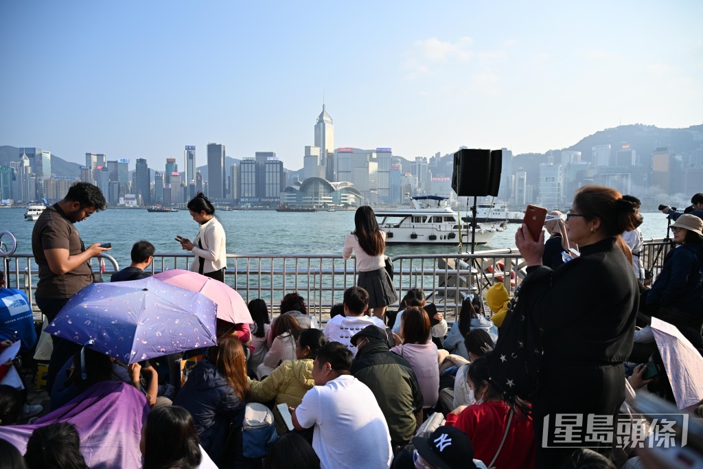 尖沙咀海旁同樣人頭湧湧。 尖沙咀海旁同樣人頭湧湧。