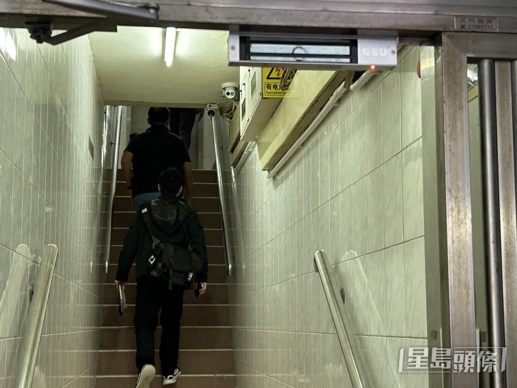 探員上樓調查。