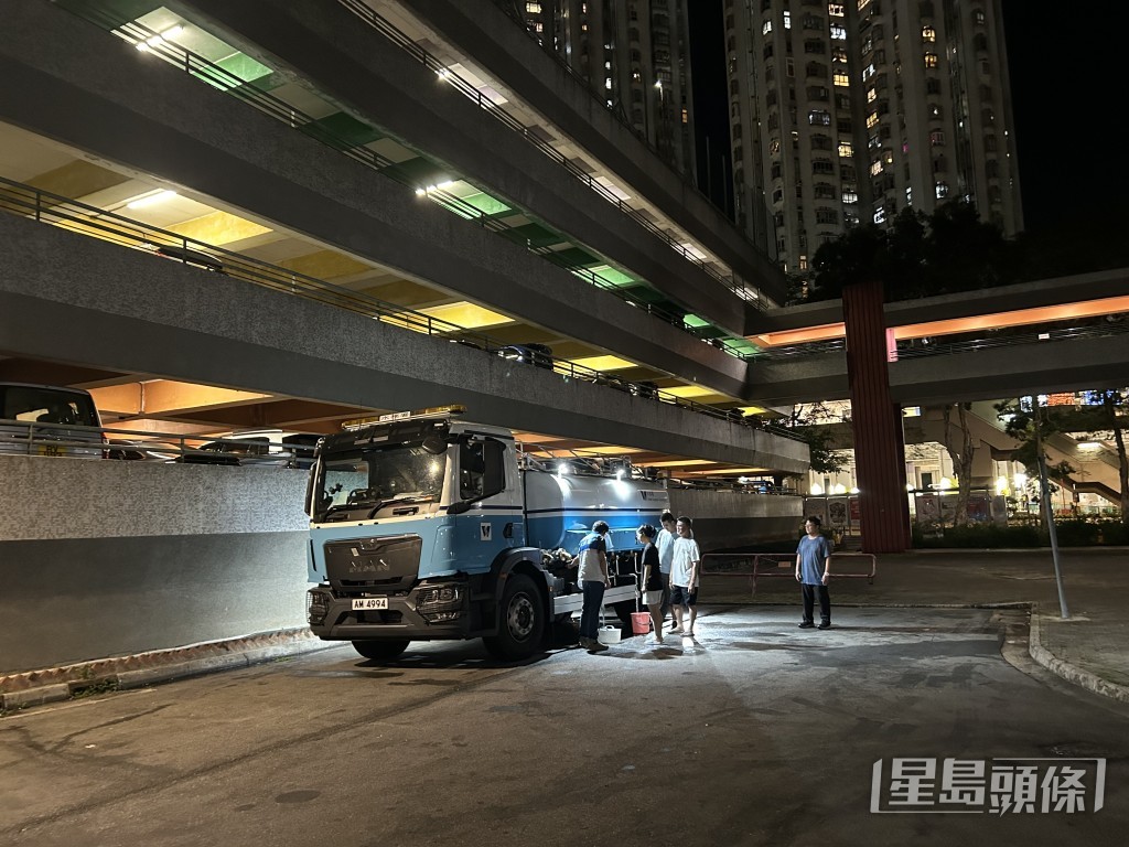 水務署調派水車到場協助居民。 水務署調派水車到場協助居民。