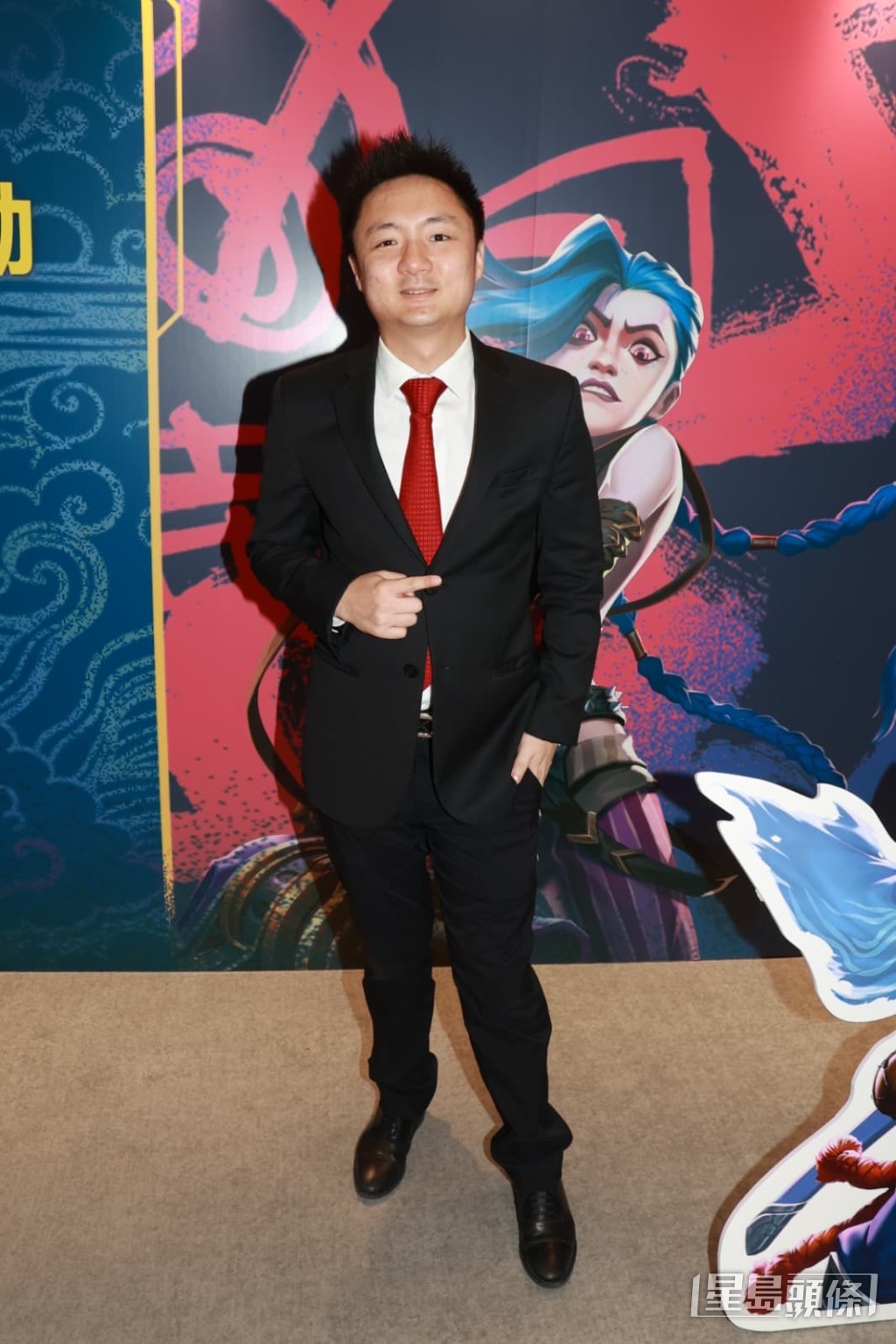 鍾培生今日到尖沙咀主持《符文戰場:英雄聯盟對戰卡牌》繁體中文版正式上市宣傳活動。 鍾培生今日到尖沙咀主持《符文戰場:英雄聯盟對戰卡牌》繁體中文版正式上市宣傳活動。