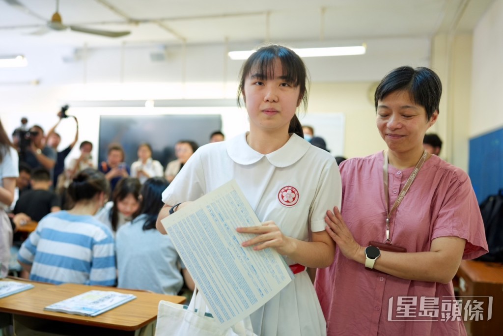 中國婦女會中學首位女狀元姚臻怡領取成績單。劉駿軒攝