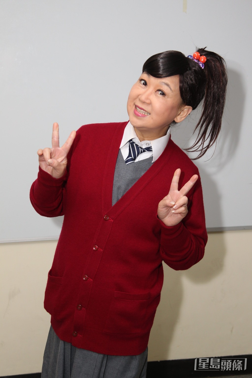 綜藝節目《世界衝擊影像社》錄影,朱咪咪一身學生妹打扮現身。 綜藝節目《世界衝擊影像社》錄影,朱咪咪一身學生妹打扮現身。