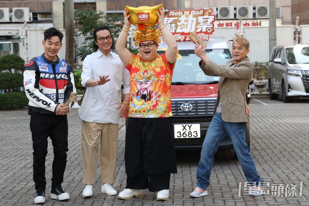 戲中飾演的士司機的林家棟,駕駛的士載住飾演悍匪郭富城、任賢齊及打扮成財神爺的符家浚到場。 戲中飾演的士司機的林家棟,駕駛的士載住飾演悍匪郭富城、任賢齊及打扮成財神爺的符家浚到場。